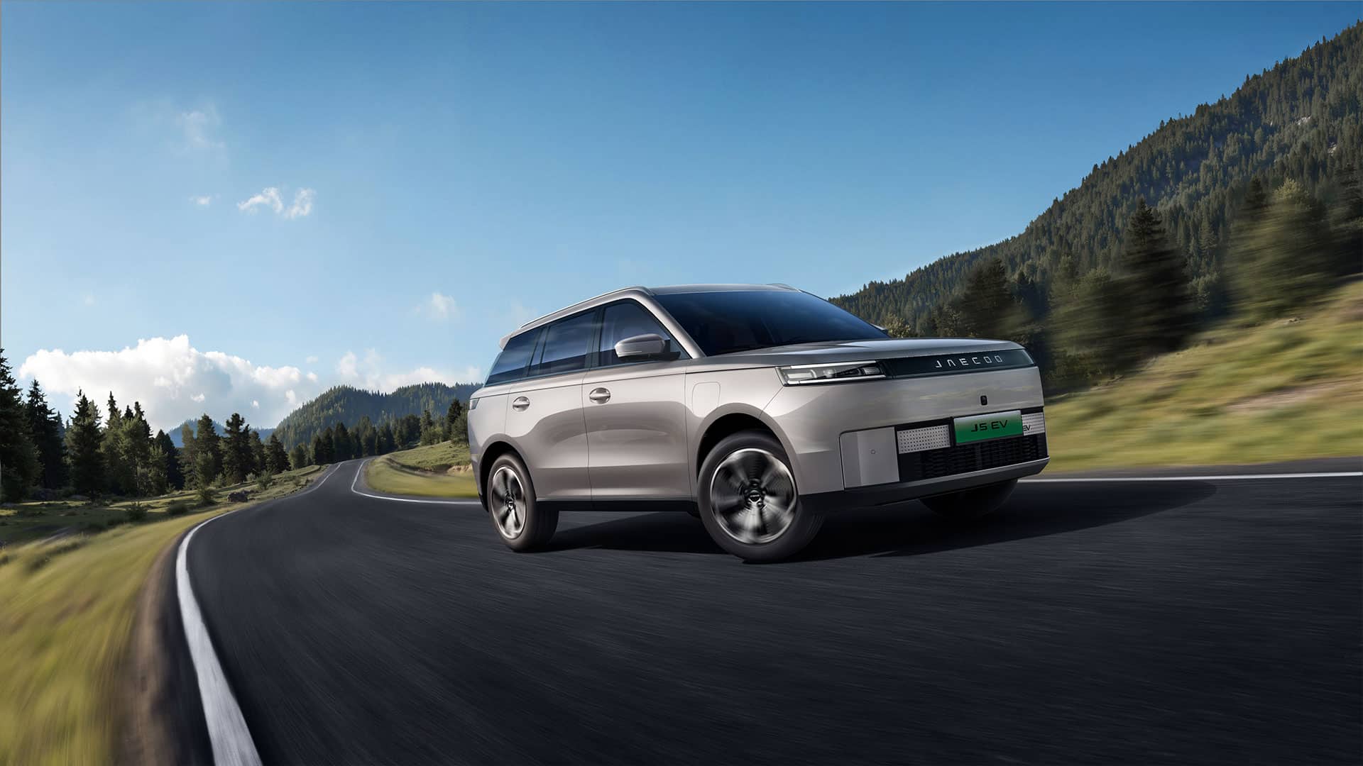 jaecoo-5-ev-in-movimento-su-strada-in-montagna