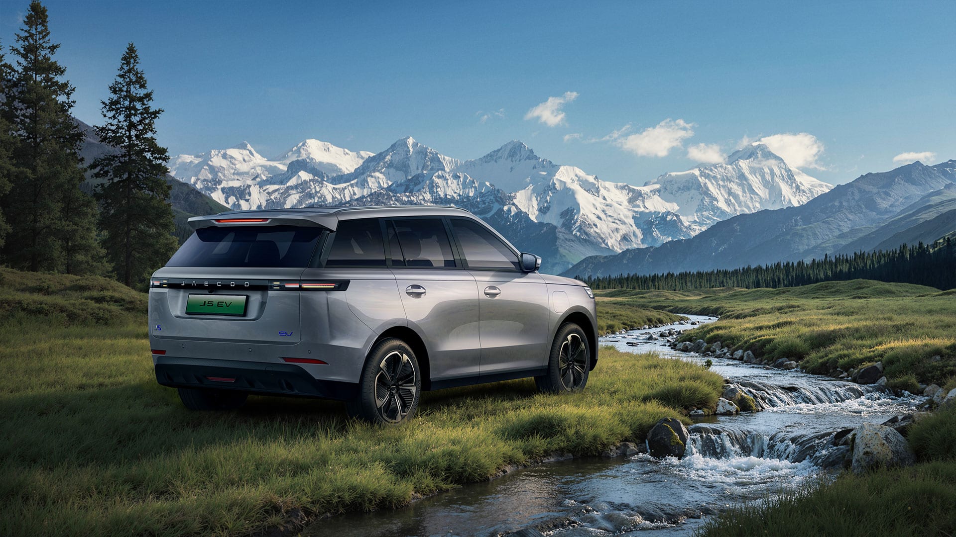 jaecoo-5-ev-iparcheggia-vista-posteriore-montagna