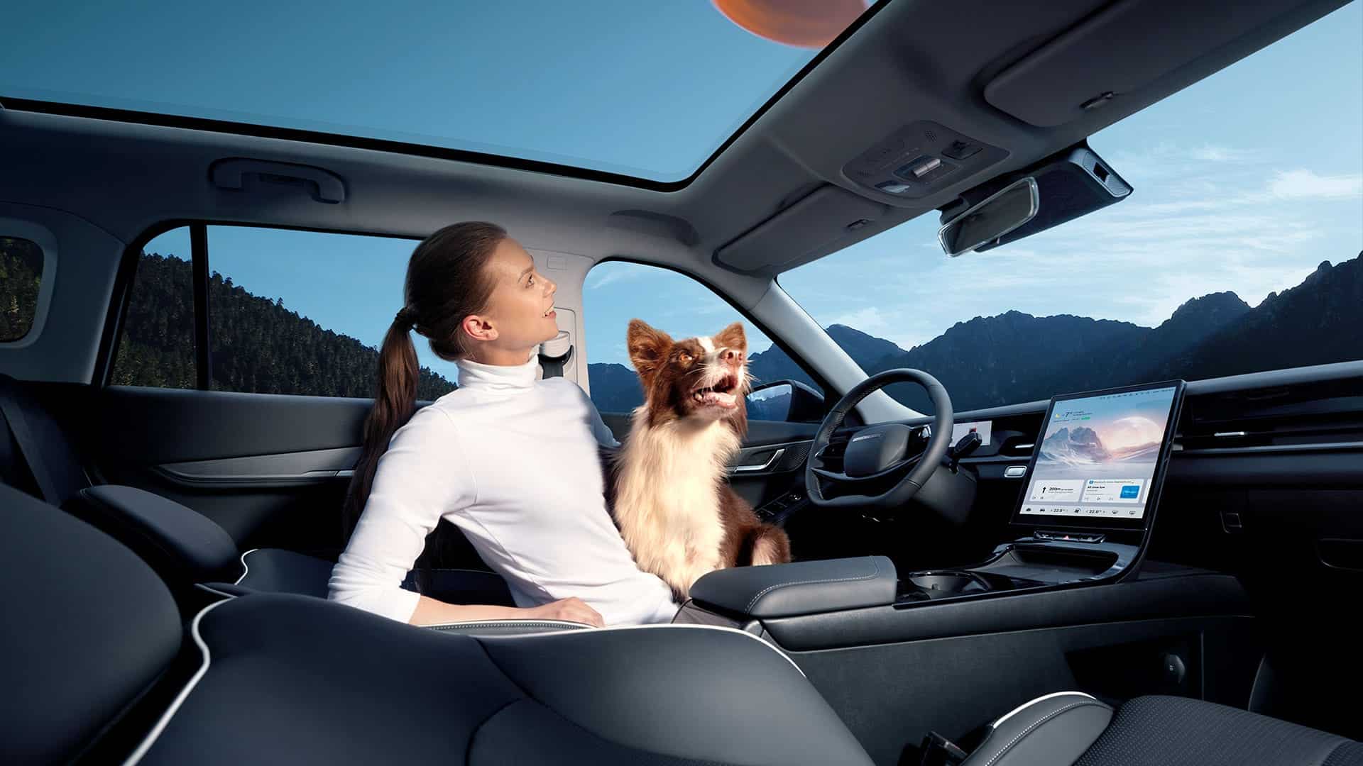 jaecoo-5-interni-spaziosi-con-donna-e-cane-a-bordo